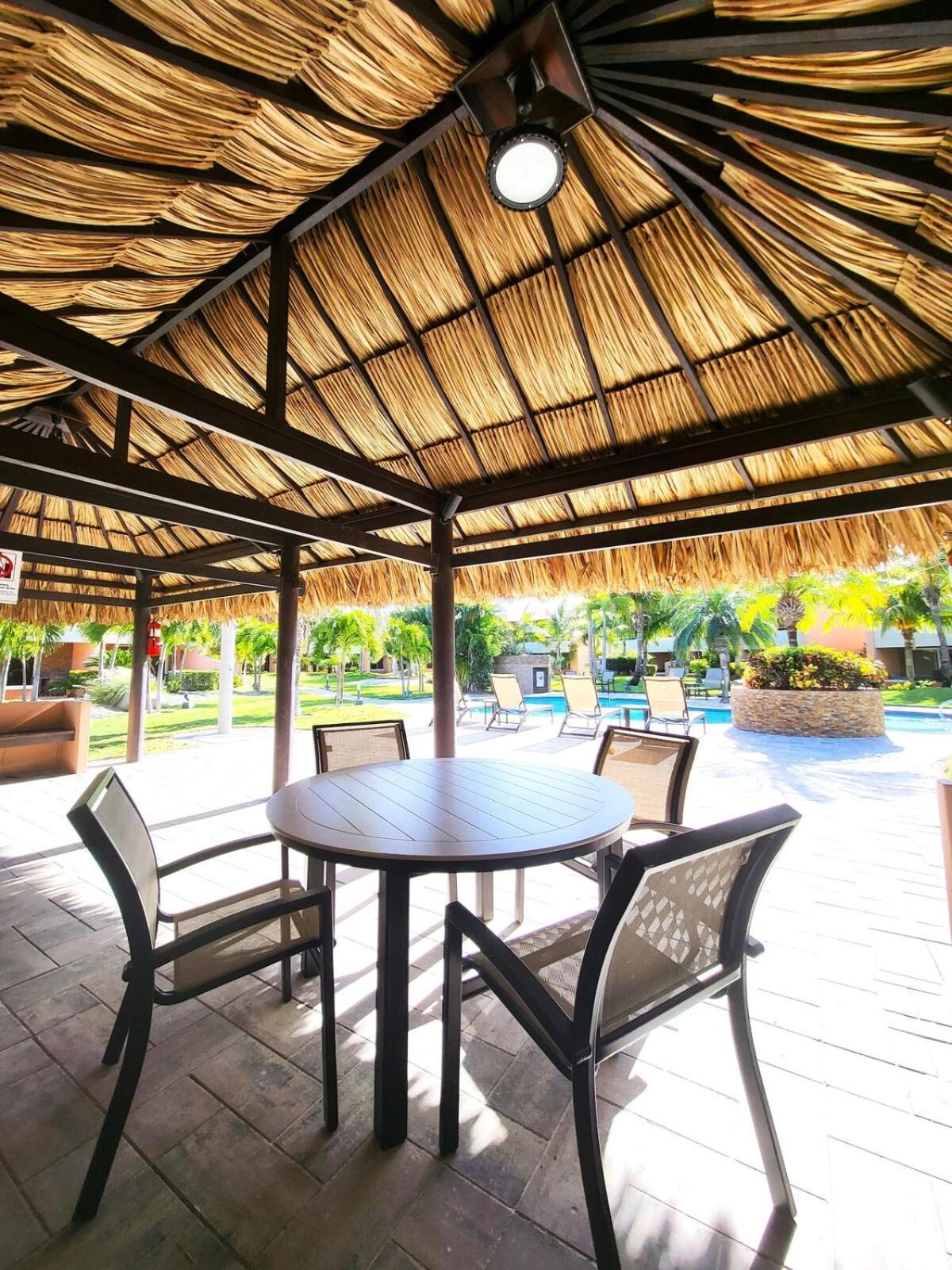 Eagle Beach Luxury House, Walking Distance To The Beach Palm Beach Exterior photo